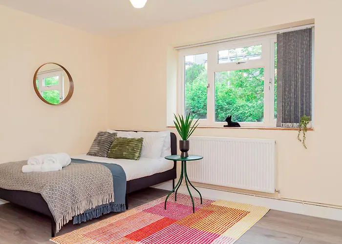 Stylish 2-Bed Flat On Banbury Road